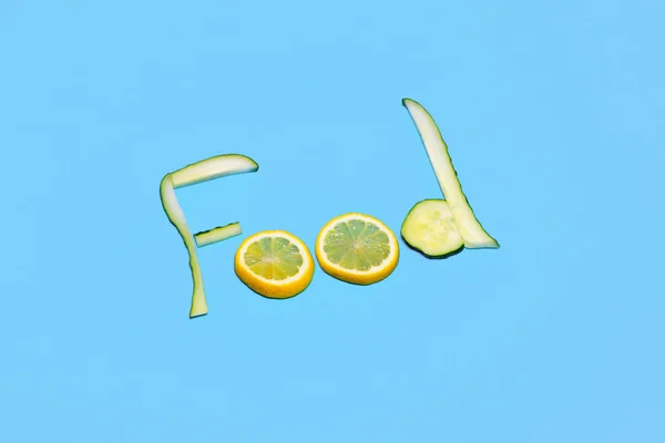 Напис це їжа, викладена огірком і лимоном — стокове фото