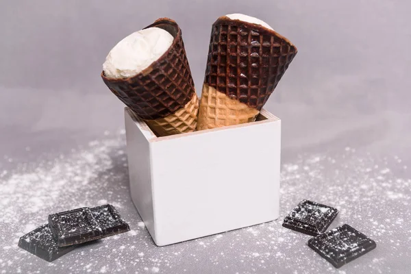 Helado en un cuerno con chocolate —  Fotos de Stock