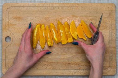 Bir ahşap tahta üzerinde düzenlenen turuncu