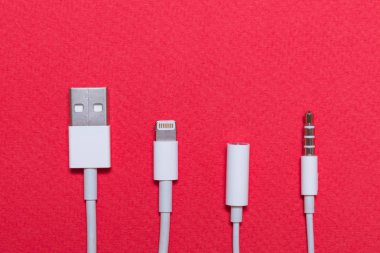 Farklı konnektörler ile beyaz teller