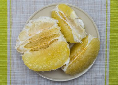 Arıtılmış pomelo bir tabak içinde yalan