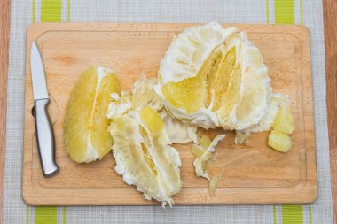 Arıtılmış pomelo ahşap bir gemide yalan
