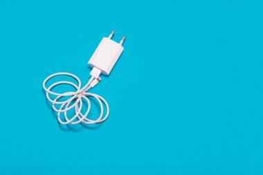 Beyaz şarj kablosu ile