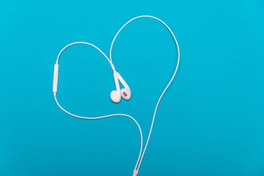 Bir kalp şeklinde beyaz kulaklık