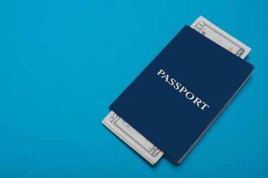 Mavi pasaport arka plan üzerinde yalan