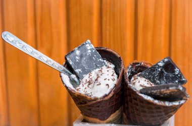 Dondurma çikolata ile içindeki