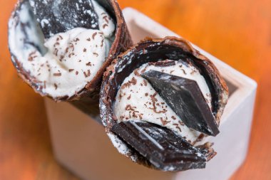 Dondurma çikolata ile içindeki