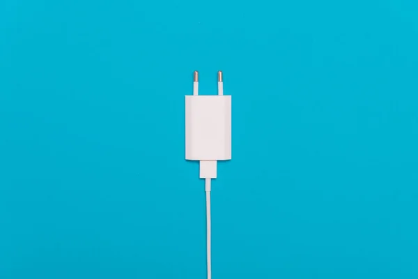 Beyaz şarj kablosu ile