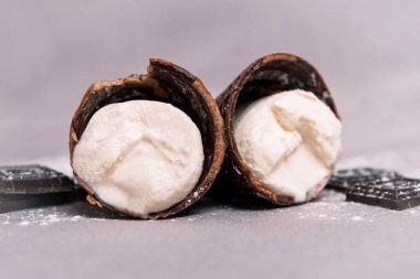 Dondurma çikolata ile içindeki