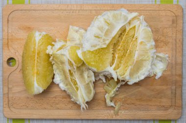 Arıtılmış pomelo ahşap bir gemide yalan
