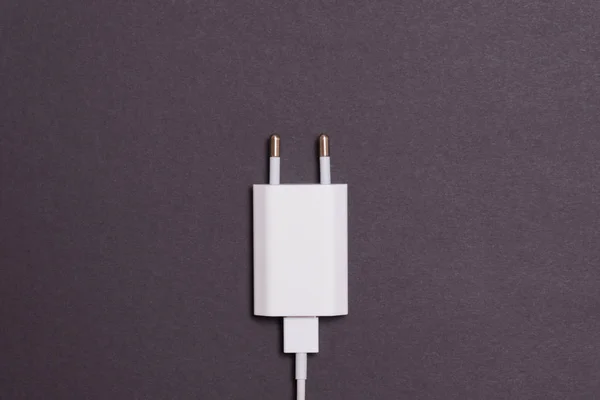 带电缆的白色充电器 — 图库照片