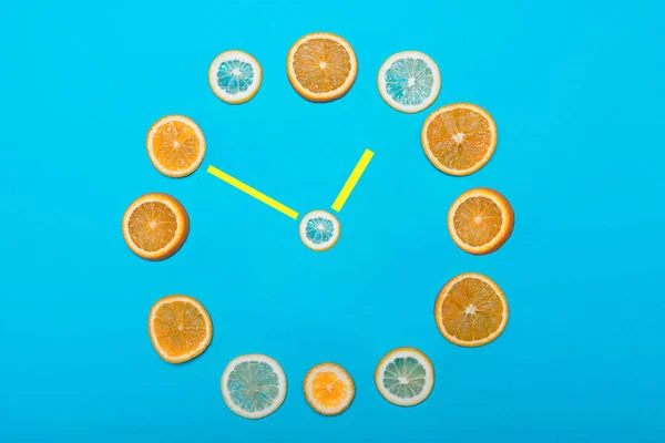 Meyve ile kaplı saat