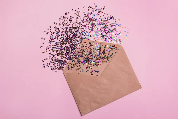 Pembe bir arka plan üzerinde zanaat zarf