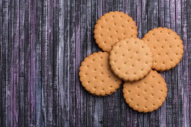 Ahşap arka plan çerezleri. Bir etiket için bir yer. Metin yer. Çay bisküvi. Kahve bisküvi.