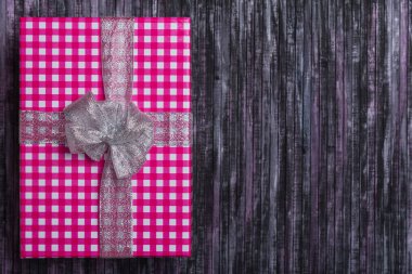 Hediye kutusu. Karım için bir hediye. Bir için bir hediye. Yeni yıl ve Noel için hediye. Ahşap arka plan.