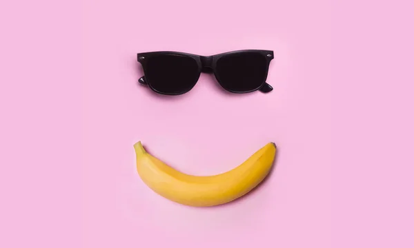 Banana and glasses. Sunglasses. Summer. The sun. Smile. — Stock Photo, Image