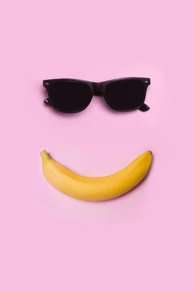 Banana and glasses. Sunglasses. Summer. The sun. Smile. — Stock Photo, Image