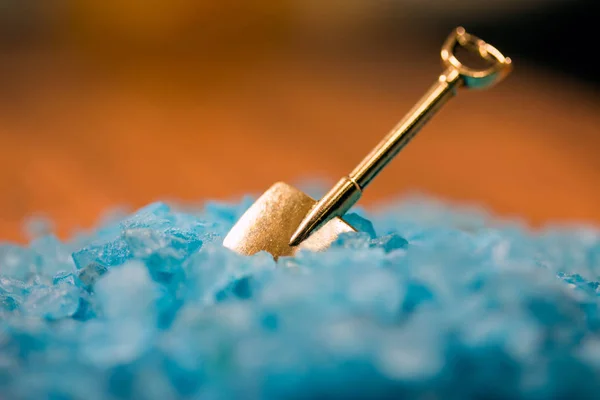 En spade och bad salt — Stockfoto