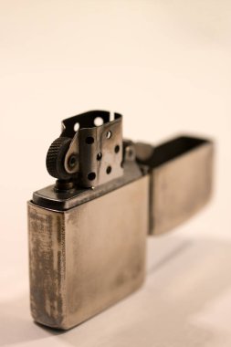 Ateş olmayan yerden duman hafif metal