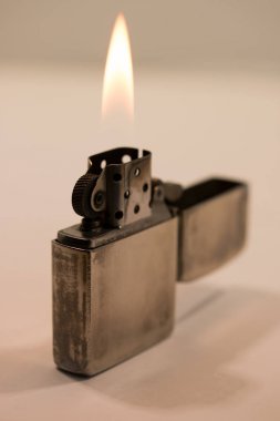 gümüş metal zippo çakmak üzerinde beyaz izole