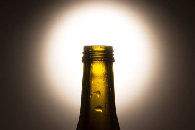 Boş bottle yeşil izole beyaz arka plan