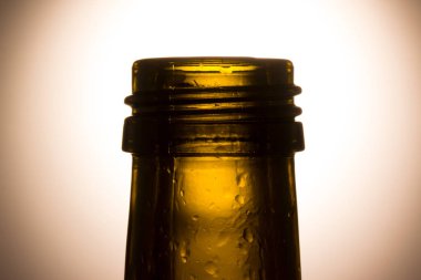 Boş bottle yeşil izole beyaz arka plan