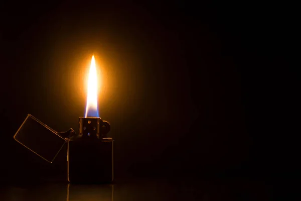 Encendedor Zippo sobre fondo negro —  Fotos de Stock