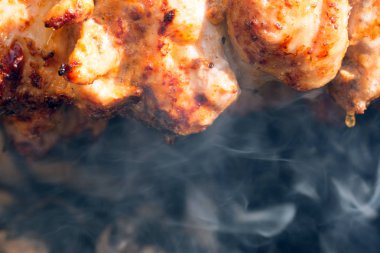 Kuzu eti kebabı açık havada ateşe hazırlar