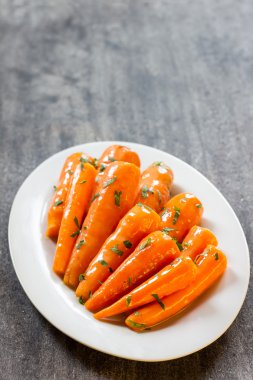 Maydanozlu bal sırlı bebek havuç. Sağlıklı Ev Yapımı Kavrulmuş Havuç Yemeye Hazır