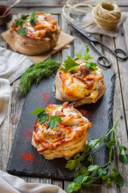 pastırma ve peynir ile burger. pastırma ve peynir ile kıyma doldurma büyük pirzaç