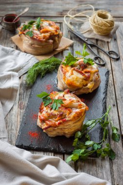 pastırma ve peynir ile burger. pastırma ve peynir ile kıyma doldurma büyük pirzaç