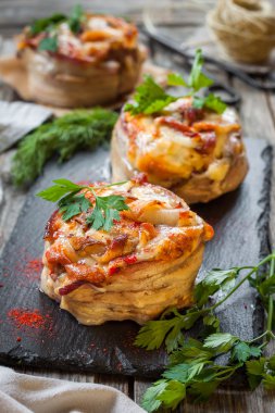 pastırma ve peynir ile burger. pastırma ve peynir ile kıyma doldurma büyük pirzaç