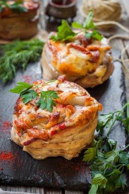 pastırma ve peynir ile burger. pastırma ve peynir ile kıyma doldurma büyük pirzaç