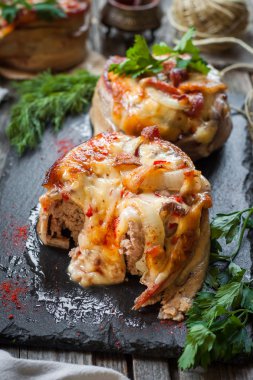 pastırma ve peynir ile burger. pastırma ve peynir ile kıyma doldurma büyük pirzaç