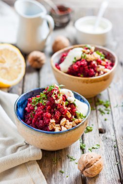 fındık, otlar ve yoğurt ile pancar salatası. ceviz, ekşi krema ve maydanoz ile haşlanmış pancar.