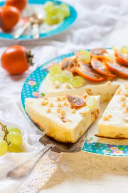 beyaz çikolata ile lor puding, hurması ve üzüm ile süslenmiş. meyveli süzme peynir güveç