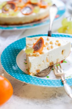 beyaz çikolata ile lor puding, hurması ve üzüm ile süslenmiş. meyveli süzme peynir güveç