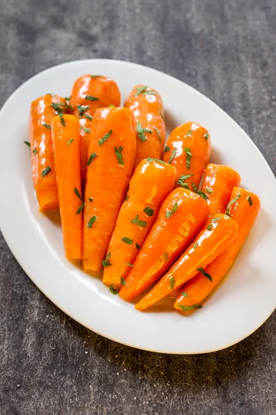 Cenouras de bebê de mel envidraçadas com salsa. Cenouras assadas caseiras saudáveis prontas para comer — Fotografia de Stock