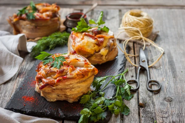 pastırma ve peynir ile burger. pastırma ve peynir ile kıyma doldurma büyük pirzaç