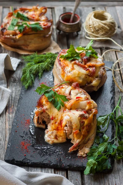 pastırma ve peynir ile burger. pastırma ve peynir ile kıyma doldurma büyük pirzaç