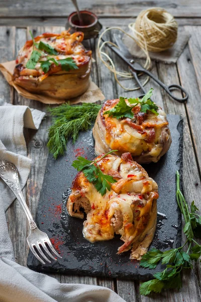 pastırma ve peynir ile burger. pastırma ve peynir ile kıyma doldurma büyük pirzaç