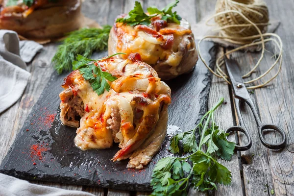 pastırma ve peynir ile burger. pastırma ve peynir ile kıyma doldurma büyük pirzaç