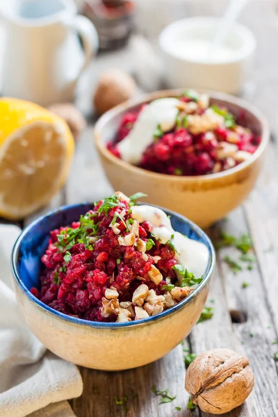 fındık, otlar ve yoğurt ile pancar salatası. ceviz, ekşi krema ve maydanoz ile haşlanmış pancar.