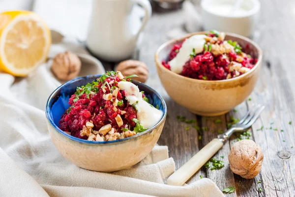 Insalata di barbabietole con noci, erbe e yogurt. barbabietole bollite con noci, panna acida e prezzemolo . — Foto Stock