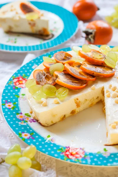 Tvaroh s bílou čokoládou, vyzdobený tomelu a hrozny. sýr z chalupy s ovocem — Stock fotografie