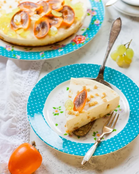 Pudim de coalhada com chocolate branco, decorado com cáqui e uvas. caçarola de queijo cottage com fruta — Fotografia de Stock