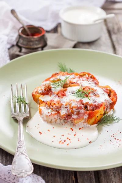 Testte köfte. Oryantal köfte. Kıymadan pilav ve makarna ile köfte — Stok fotoğraf