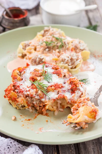 Albóndigas en la prueba. Albóndigas orientales. Albóndigas de carne picada con arroz y pasta —  Fotos de Stock