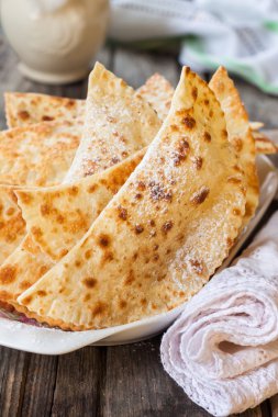 Geleneksel ritüel Karelya hamur işleri. Turta hukuk oğula. Şeker ile ince çıtır kek