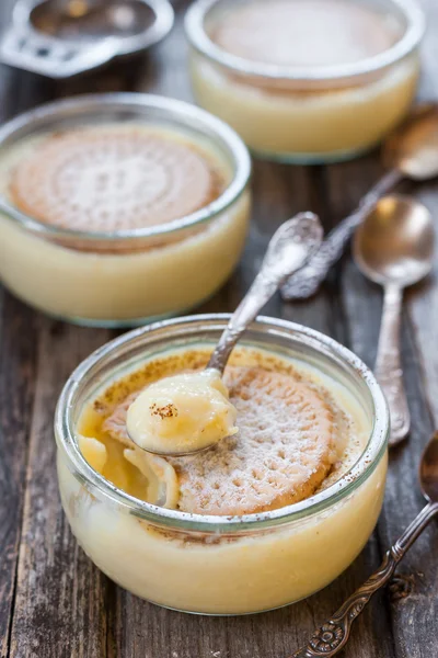 Puddings à la crème parfumée à la cannelle et biscuits — Photo